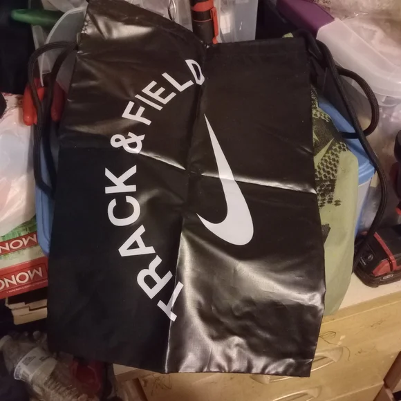 GREEN NIKE DRAWSTRING BAG AND NIKE TRACK AND FIELD SHOEBAG - Picture 11 of 14